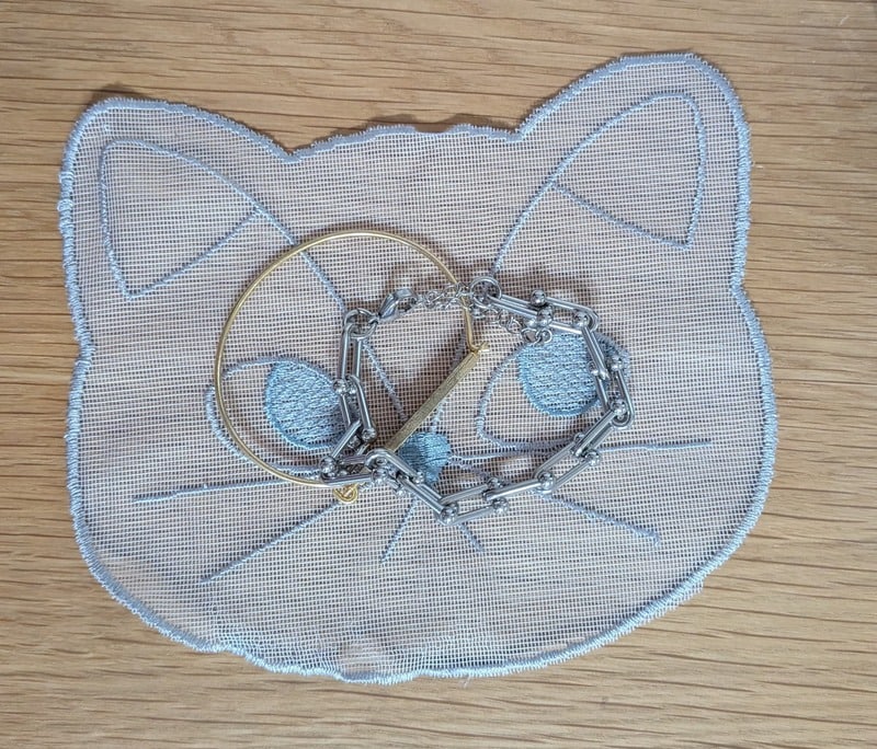 セリア　刺繍レースマット ネコ柄