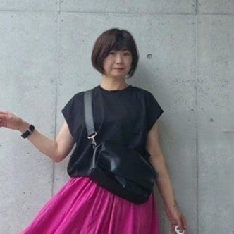 【60歳マダム】“GU×フェリシモコーデ” ピンクロングスカートと黒Tシャツの「甘辛ミックスコーデ」がおしゃれ