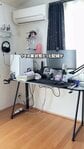 【100均DIY】机の下の「クモの巣状態」の配線がすっきり！ワイヤーネットとかもいフックで延長コードを浮かせるアイディアに反響