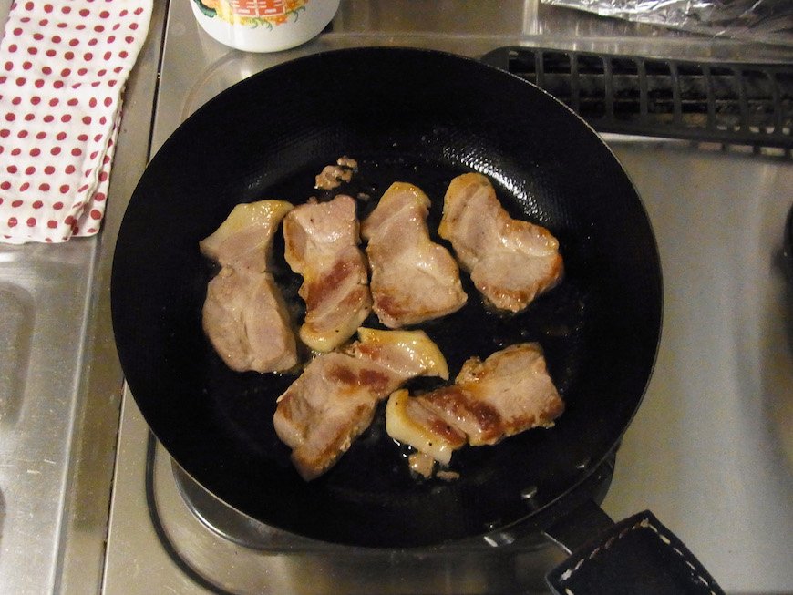 表面が白っぽくなったら裏返し、両面色が変わるまで焼く。