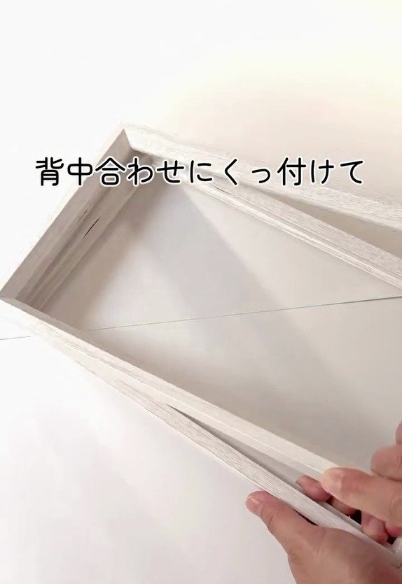 フォトフレーム2つが「鍵の隠し収納」に変身 ちょうつがいとマグネットで開閉式に