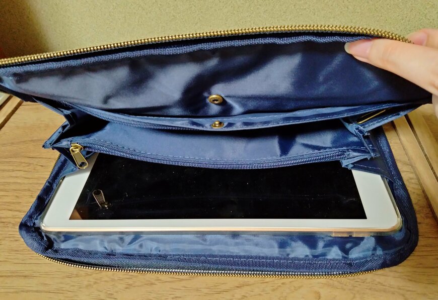 筆者撮影（宝島社、WILLIAM MORRIS 整理上手になれる12ポケット収納ポーチBOOK）