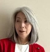 【60代のマダム】赤カーディガンが映える「トリコロールコーデ」が華やか！大人カジュアルな着こなしに「こんな風に着こなせるなんて憧れる」「真似してみたい」の声