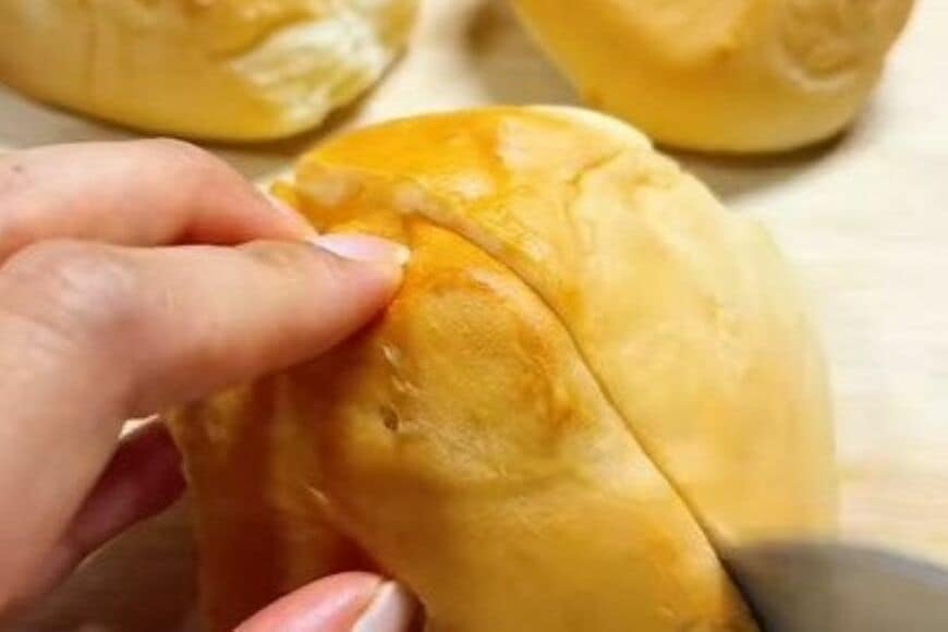 【彩り抜群】妻が夫に作る「簡単ロールパンサンド弁当」　片手で持って食べやすいサイズのロールパンをギュッと詰めた一品が最高