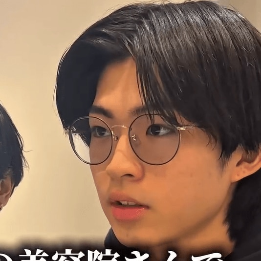 他の美容室でイメージと違うパーマになった男性→今度こそかっこいいフェザーパーマに！軽やかな仕上がりに笑顔