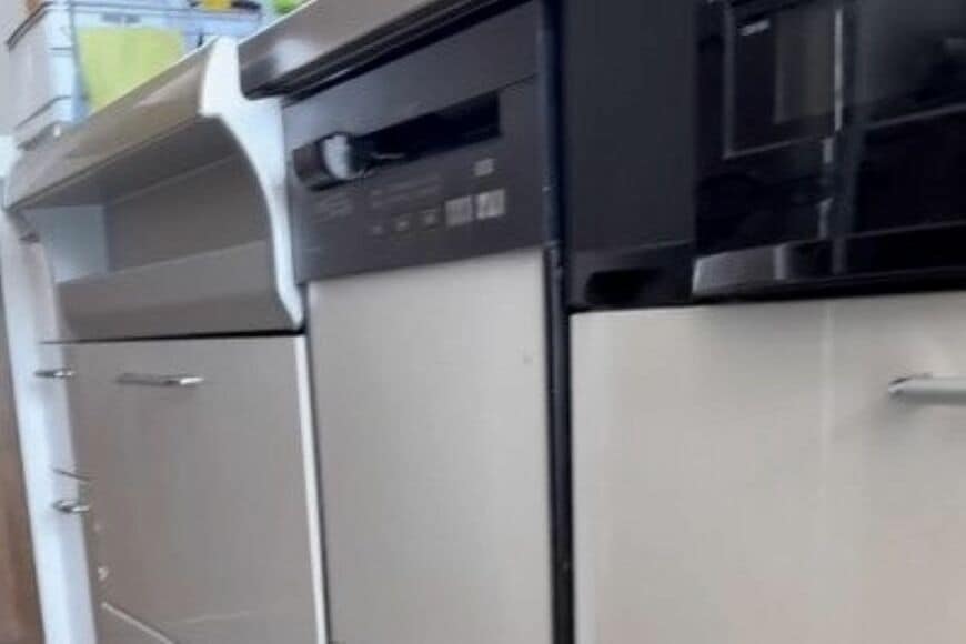 【やってみたい】キッチンのシンプルで「真っ白なキャビネット」が…　壁紙シートで「おしゃれな木目調」に変身