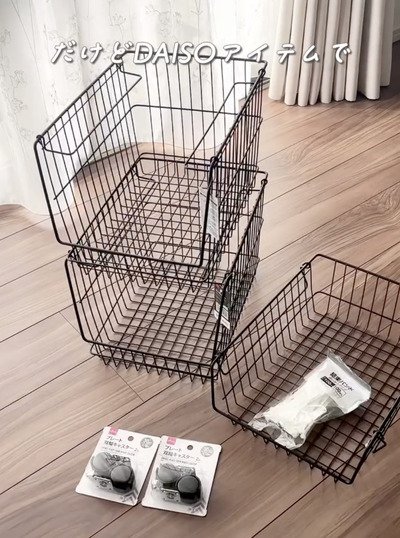 収納のデッドスペースを活用。【100均DIY】ダイソーのワイヤーバスケットを結束バンドで留めるだけ。重ねて簡単に作れる「3段収納ワゴン」の実用アイデア