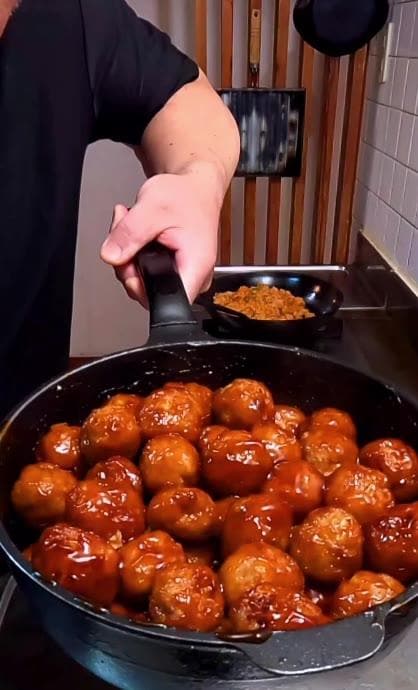 高校生の息子へ【愛情たっぷり父ちゃん弁当】2度揚げの肉だんごに甘酢あんがつやっつや！オムライスと半分ずつ詰めた一箱がたまらない