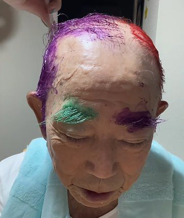 【88歳おじいちゃん】「4色」の髪色に挑戦！素敵な仕上がりを天国の妻に報告する様子に感動