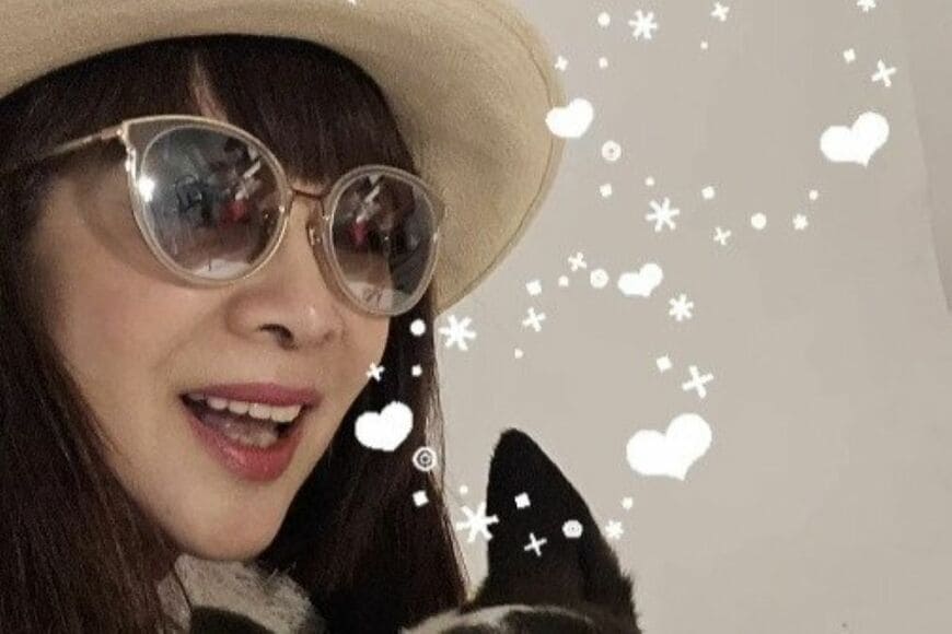 【69歳マダム】ふわふわ「セットアップコーデ」がかっこいい　「愛犬・ノビータくん」とのさりげない色合わせに「めっちゃ爽やか」