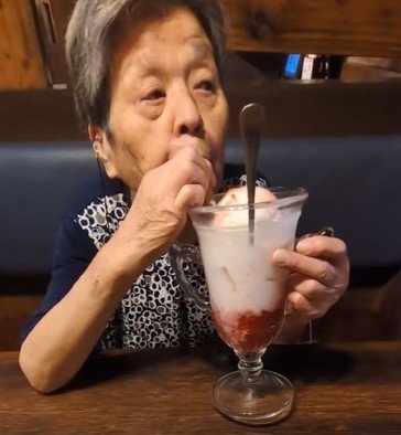 【84歳おばあちゃん】がびっくりドンキーで爆食！巨大な「ガリバーサイズ」ハンバーグの食べっぷりに反響