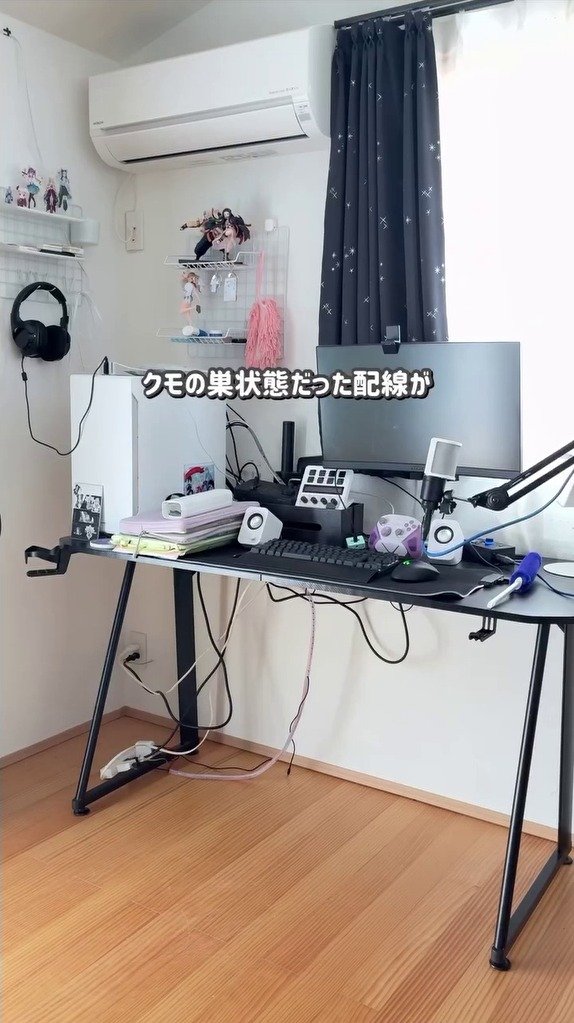 【100均DIY】机の下の「クモの巣状態」の配線がすっきり！ワイヤーネットとかもいフックで延長コードを浮かせるアイディアに反響