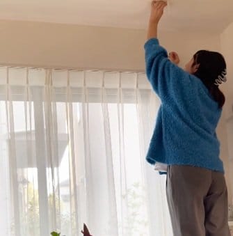 「教えてもらって嬉しい」IKEAの〈カーテンレール〉を天井に設置→観葉植物が映える〈植物コーナー〉に大変身！賃貸でも真似できる神アイデア