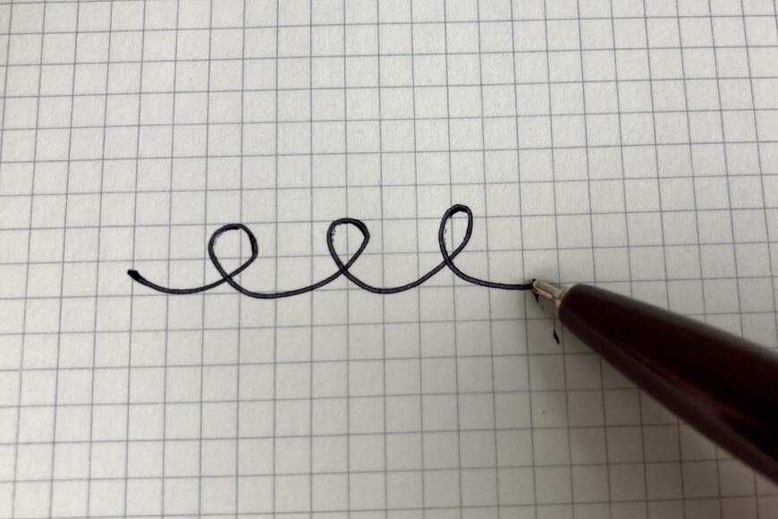 ダイソー　ノック式ボールペン（低粘度油性インク、３本、０.７ｍｍ、ゴールドカラー）