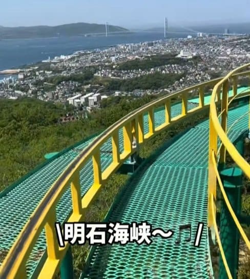 ペダルをこぐと明石海峡大橋が見えてきます