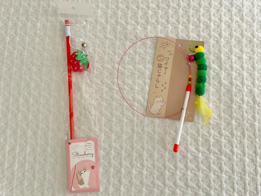 ペット用トイ キャットスティック いちご(写真左)・鈴付きワイヤー猫じゃらし いもむし(写真右)