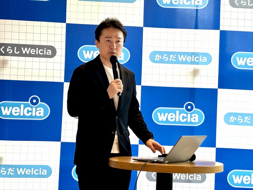 壇上で説明する男性の写真