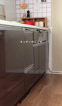 【築15年中古マンションを北欧レトロにDIY】キッチンパネルをおしゃれな木目調にリメイク！「めっちゃ雰囲気似合ってますね！かわいい〜」と話題