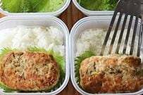 ご飯の上に「大きな豆腐ハンバーグ」をドンとのせた【タッパー弁当】が最高　彩り豊かな仕上がりに「見た目もきれい」