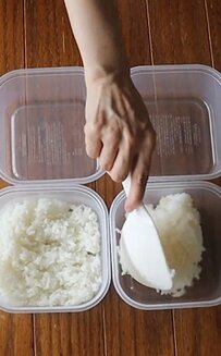 【おかずたっぷりで豪華！】タッパーのまま解凍してすぐ食べられる「冷凍鶏そぼろ弁当」が話題