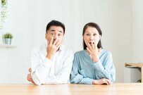 【年金振込通知書】を見たシニア夫婦。驚きを隠せない「厚生年金と国民年金」の額面と手取り額の差