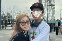 【16歳差夫婦】49歳モデル妻 アメリカ留学中17歳長男と”ラブラブ”ハグ「絶対イケメン」「美しすぎ」の声