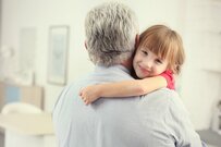 「孫出費」は年12万円超！負担でも、じいじ・ばあばの「孫愛」強く