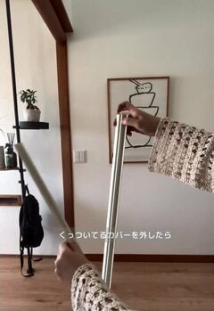 何もなかった壁に「フックバー」のある収納スペースが！床に直置きだった荷物をかけてスッキリ