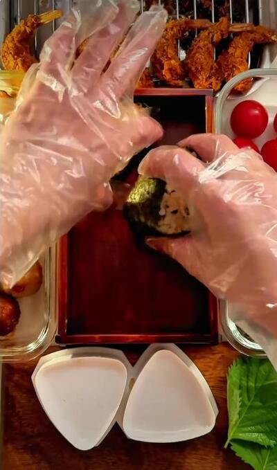 おにぎりを握る