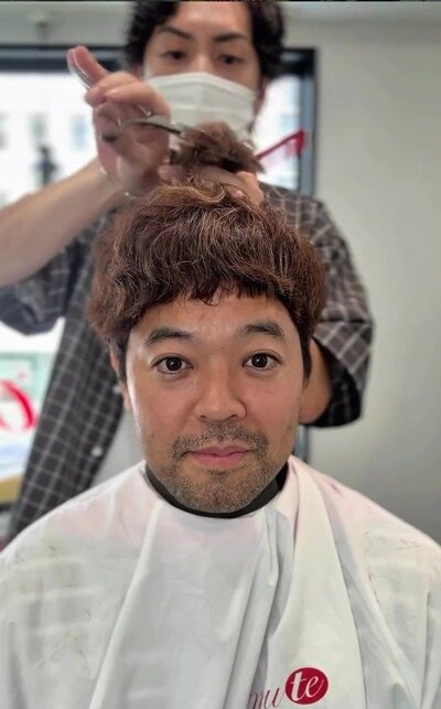 強いクセでまとまりにくく、髪型に自信が持てなかった来店時の様子