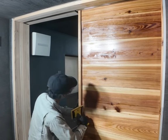 【158万再生】「男の秘密基地って感じ！」空き家のPC部屋〈入口〉→指紋認証で開く本棚風の"隠し扉"をDIY！ロマンあふれる仕掛けに大反響