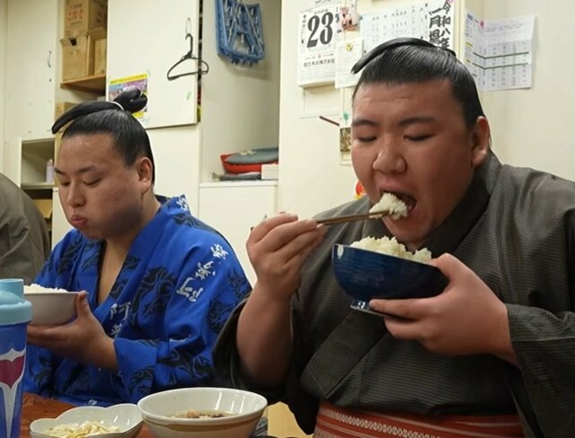 【相撲部屋ちゃんこ】ご飯をほおばる姿から得られる多幸感…大嶽部屋の「10時間煮込んだ絶品テールスープ」はじめ本格派「ちゃんこ」がもはやプロの料理！
