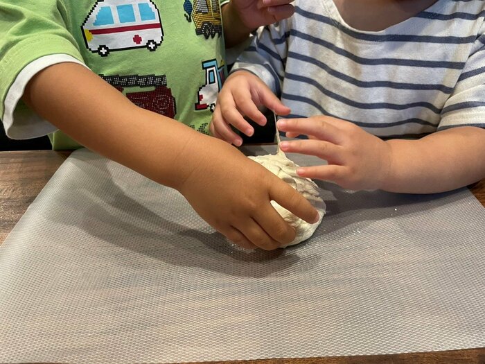 紙粘土やスライムなど机が汚れてほしくない遊びの際に使うのもおすすめ