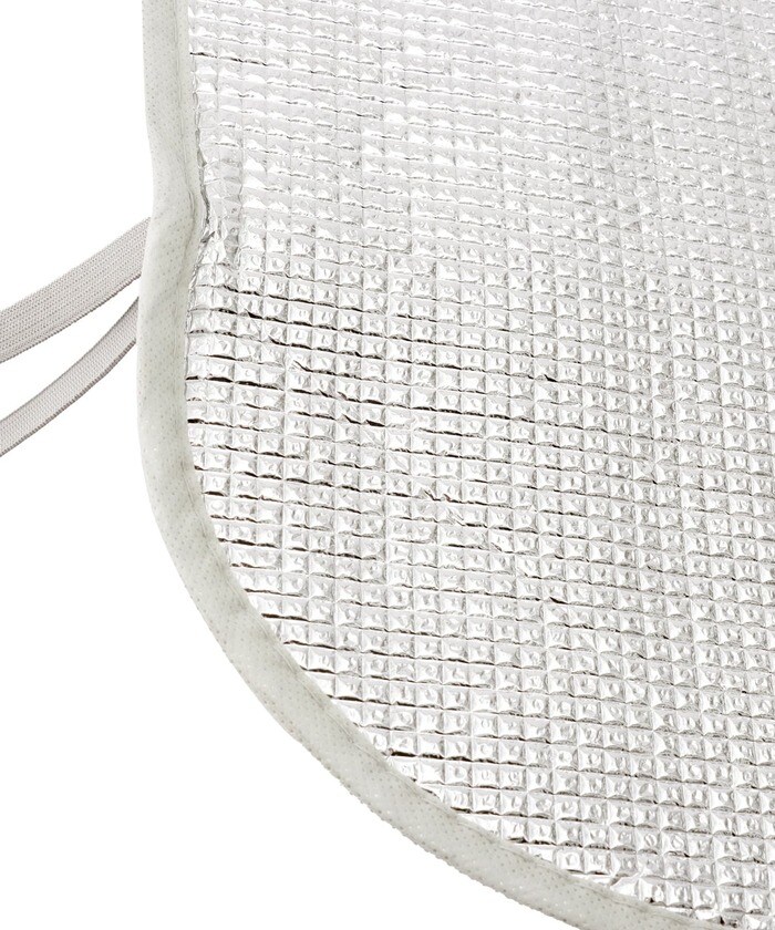 使わない時は折りたたんでコンパクトに収納できるゴムバンド付き