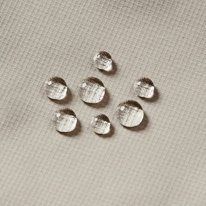 急な小雨にも対応できる撥水加工まで備わっています