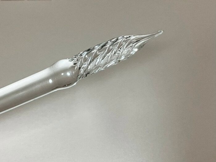 ガラスペンの軸(持ち手)部分は、一般的な鉛筆くらいの細さ