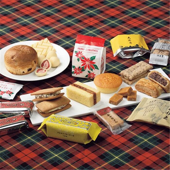 定番商品とクリスマス商品の詰め合わせ