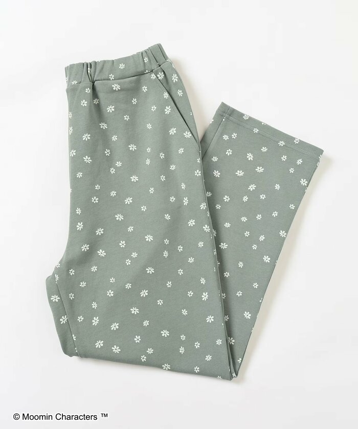 ボトムスには愛らしい総花柄がやさしい色合いで描かれています