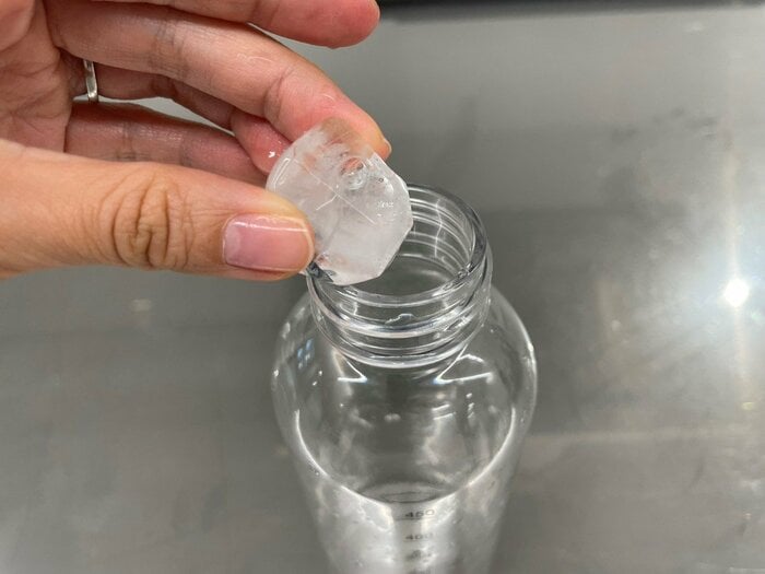 フォリンクボトルに氷をいれいている画像