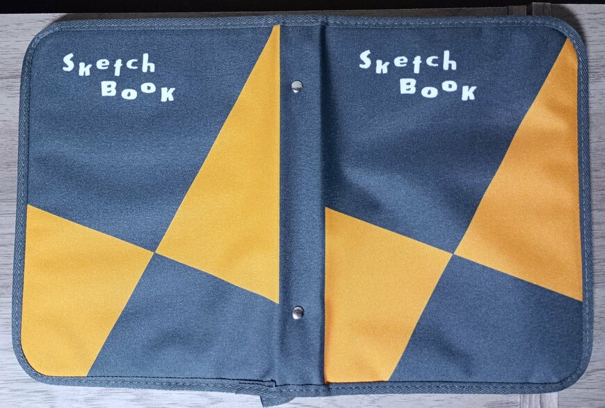 筆者撮影（宝島社、『「図案スケッチブック」A5バインダーポーチつき バインダーのある毎日』）