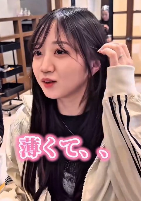 「フォトウェディングを来週する予定」丸顔と顔の余白に悩む女性　顔周りカットで悩み解消→エレガントな髪型に！