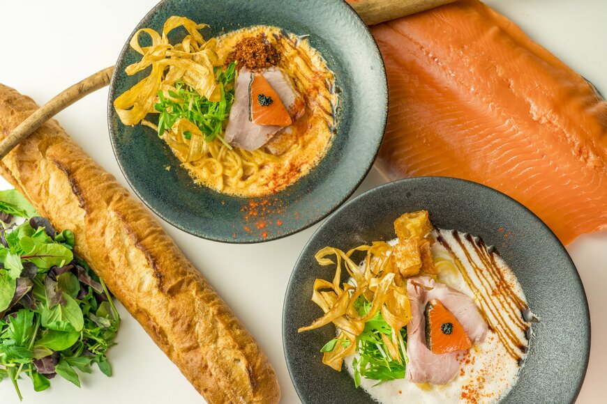 白サーモン（930円）と赤辛サーモン（950円）のラーメン（出所：縁petit株式会社 プレスリリース）