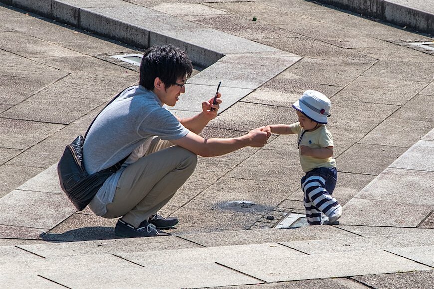 父親たちの抱っこ紐。街ゆく人々の目にはどう見えている？