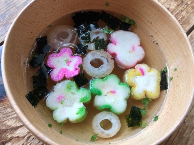 『手造り　花の麩』簡単に華やかなお吸い物へ（筆者撮影）