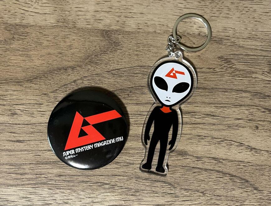 筆者撮影（セリア、ムー アクリルキーホルダー・ムー 缶バッジ）