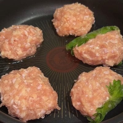 【お弁当術】妻が夫に作る〈れんこん入りつくね弁当〉。甘辛ダレとれんこんの食感を活かして食べ応えを出し、星形の卵焼きで彩りと遊び心を添えた工夫