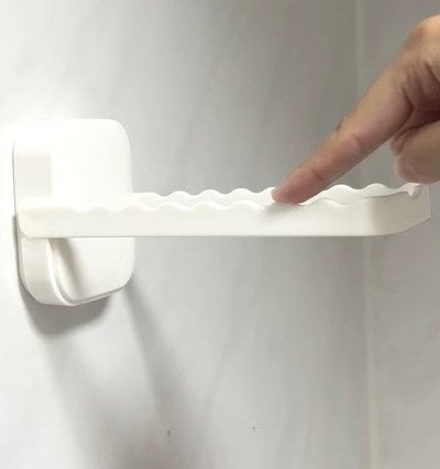 「使ってみたい！！」料理中おたまや菜箸などの置き場に困る…→ダイソーの〈壁かけハンガーフック〉でスッキリ解決！