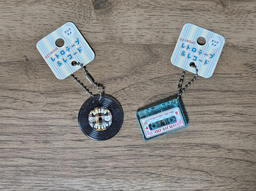 筆者撮影（セリア、キーホルダー レトロテープ＆レコード）