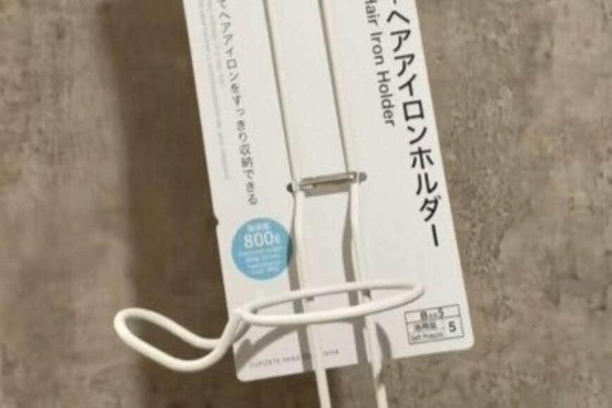 【これめっちゃいいやん】腕が疲れる＆コードがシンクに入る「ドライヤー」の悩み　ダイソーの「ヘアアイロンホルダー」で解決