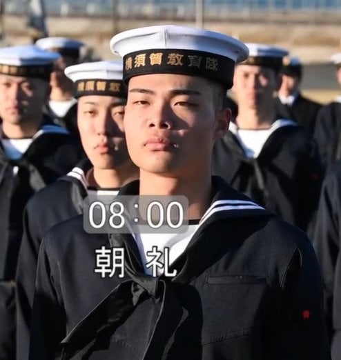 【海自教育隊の一日】「規律正しく機敏→大盛ご飯ににっこり」訓練中とのギャップが微笑ましいと大反響！
